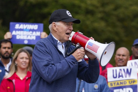 President Joe Biden joins striking United Auto Workers on the picket line, Tuesday, Sept. 26, 2023, in Van Buren Township, Mich. (AP Photo/Evan Vucci)
Joe Biden