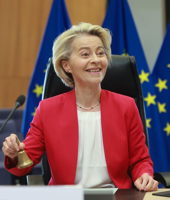 epa12121307 European Commission President Ursula von der Leyen rings the bell at the start of the weekly College meeting of EU Commissioners, in Brussels, Belgium, 21 May 2025. EPA/OLIVIER HOSLET