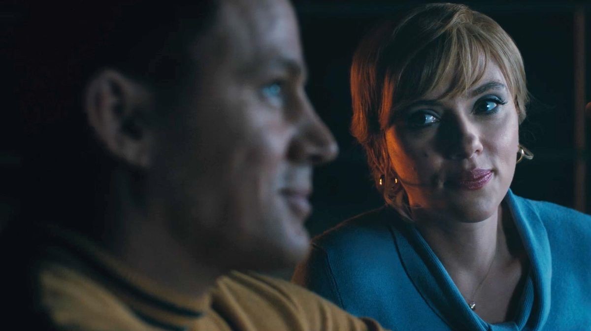 Trouvez-vous quelqu'un qui vous regarde comme Scarlett Johannson regarde Channing Tatum.