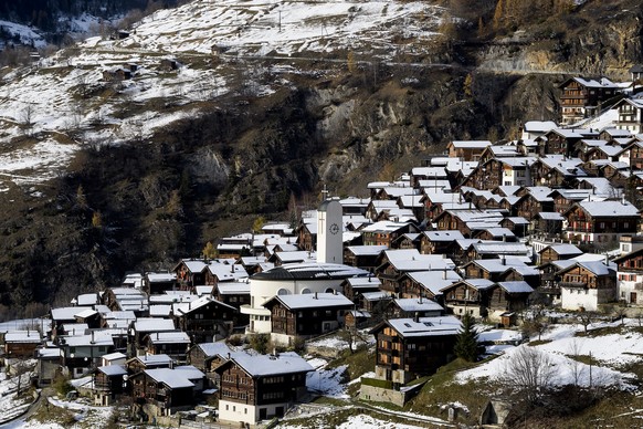 Une vue du village valaisan d'Albinen et de son eglise ce jeudi 16 novembre 2017 a Albinen. Comme Albinen, des petites communes valaisannes offrent des aides financieres pour attirer de nouveaux  ...