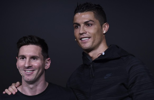 epaselect epa05097367 Argentina's Lionel Messi (L)and Portugal's Cristiano Ronaldo, two of the nominees for the FIFA Ballon d'Or 2015 award, attend a press conference prior to the FIFA  ...