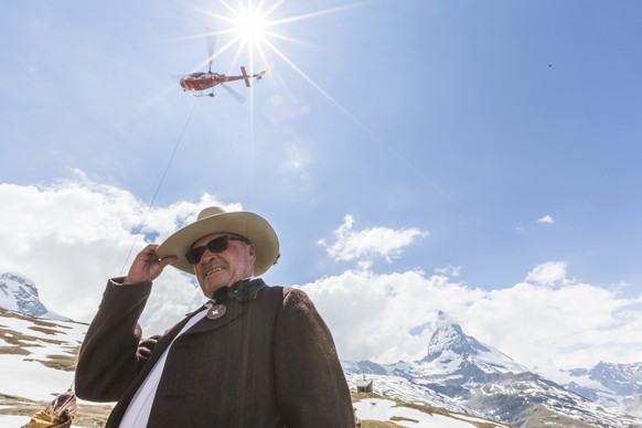 Art Furrer und ein Helikopter waehrend der Bergrettungsuebung mit der Air Zermatt mit dem Matterhorn im Hintergrund waehrend des 6. Gornergrat- und Bergfuehrerfestes am Freitag, 5. Juni 2015, in Zerma ...