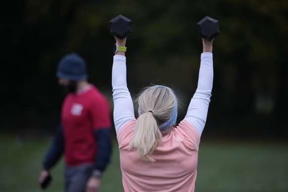 Personal fitness trainer Richard Lamb, leads a group in an outdoor gym class in London, Saturday, Oct. 26, 2024. (AP Photo/Alastair Grant)