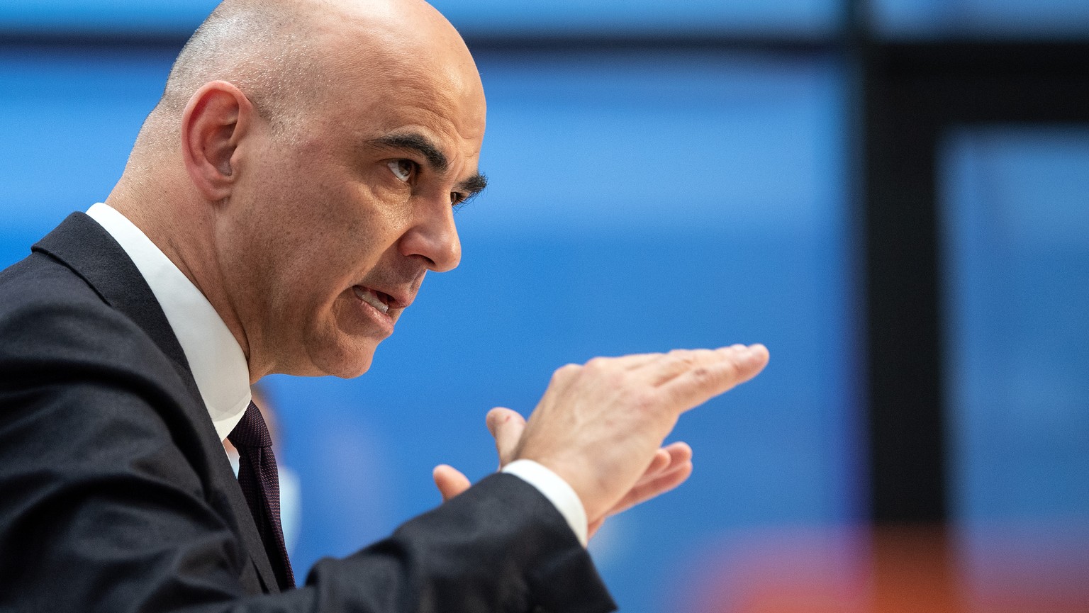 Bundesrat Alain Berset spricht an einer Medienkonferenz, am Mittwoch, 24. November 2021, in Bern. (KEYSTONE/Peter Schneider)