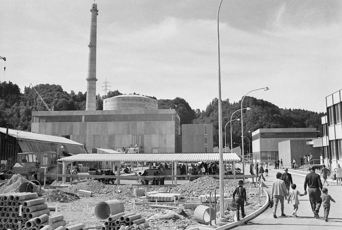 Tag der offenen Tür auf der Baustelle des Atomkraftwerks Mühleberg, aufgenommen am 12. September 1970. Das Kernkraftwerk bei Bern wurde 1972 in Betrieb genommen.