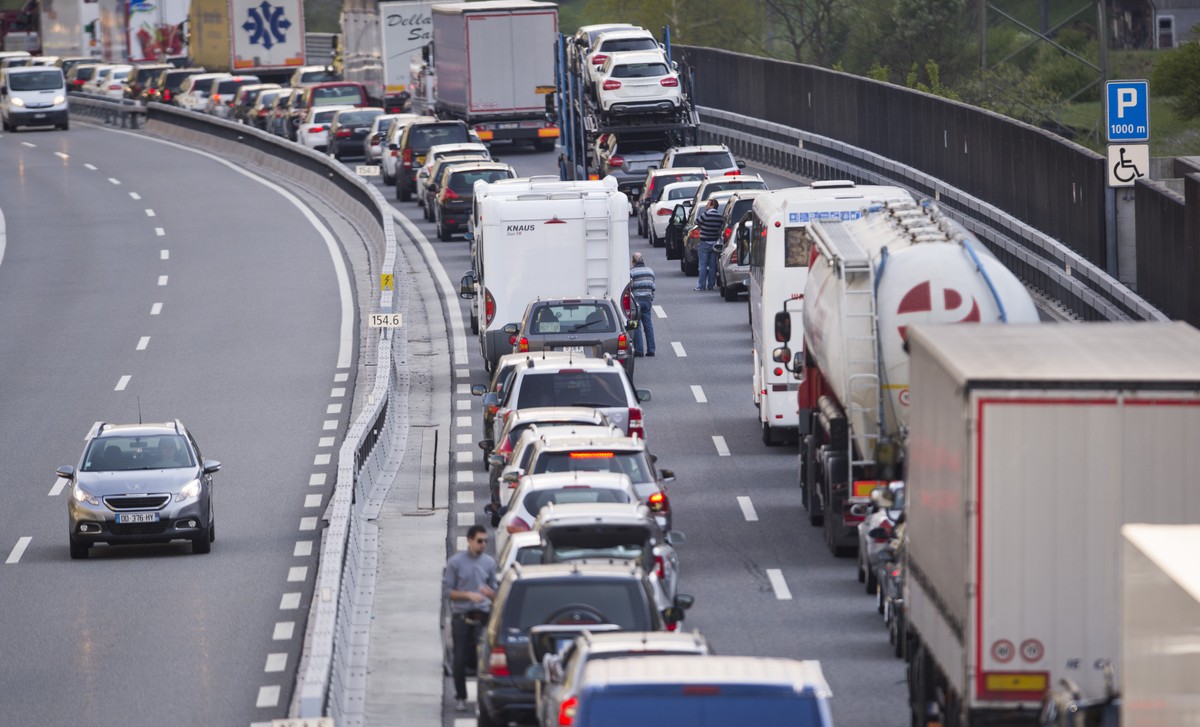 Bereits am Donnerstag staute sich der Verkehr bei Silenen in Richtung Süden.