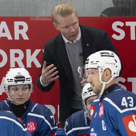 epa12647403 Zug head Coach Michael Liniger (C) reacts during the Champions Hockey League semi-finals match between Switzerland's EV Zug and Sweden's Luela Hockey in Zug, Switzerland, 13 Janu ...