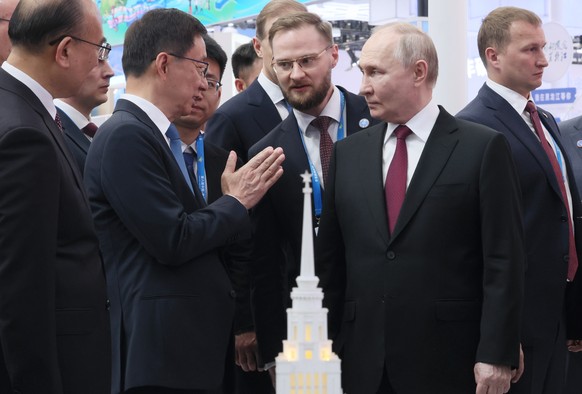 epa11347666 Russian President Vladimir Putin (2-R) and Chinese Vice President Han Zheng (2-L) tour an exhibition of the 8th Russia-China Expo and the 4th Russia-China Forum on Interregional Cooperatio ...