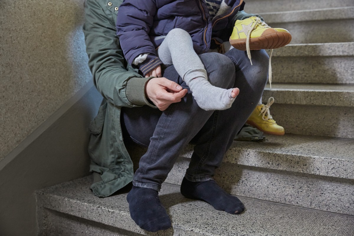 ZUR THEMATIK DER VON ARMUT BETROFFENEN ALLEINERZIEHENDEN MUETTER UND IHRER KINDER, SCHICKEN WIR IHNEN HEUTE, DONNERSTAG, 12.05.2016, FOLGENDE FINGIERTE UND GESTELLTE BILDSERIE --- [Symbolic Image, Sta ...