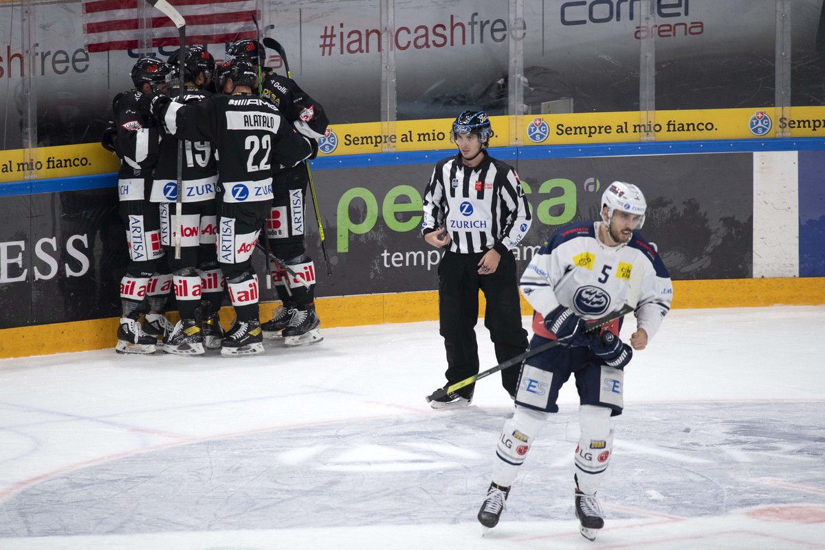 Lugano's players celebrate the 1-1 during the preliminary round game of National League 2021/22 between HC Lugano and HC Ambri Piotta at the ice stadium Corner Arena in Lugano, Switzerland, Frida ...