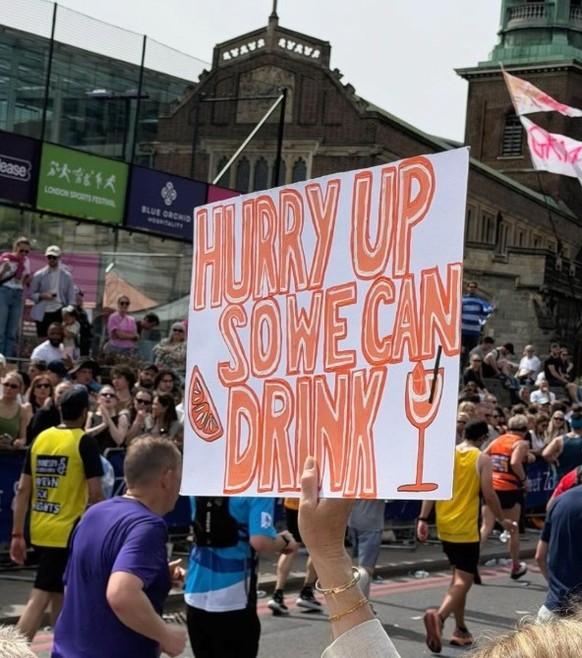 Die lustigsten Plakate am 2026 London Marathon
https://www.instagram.com/thearchbishopofbanterbury/