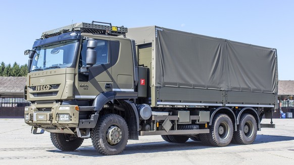 An Iveco transport vehicle 6x6 lorry of the Swiss Armed Forces, pictured in Hinwil in the Canton of Zurich, Switzerland, on July 17, 2014. (KEYSTONE/GAETAN BALLY)

Ein Iveco Transportfahrzeug 6x6 Last ...