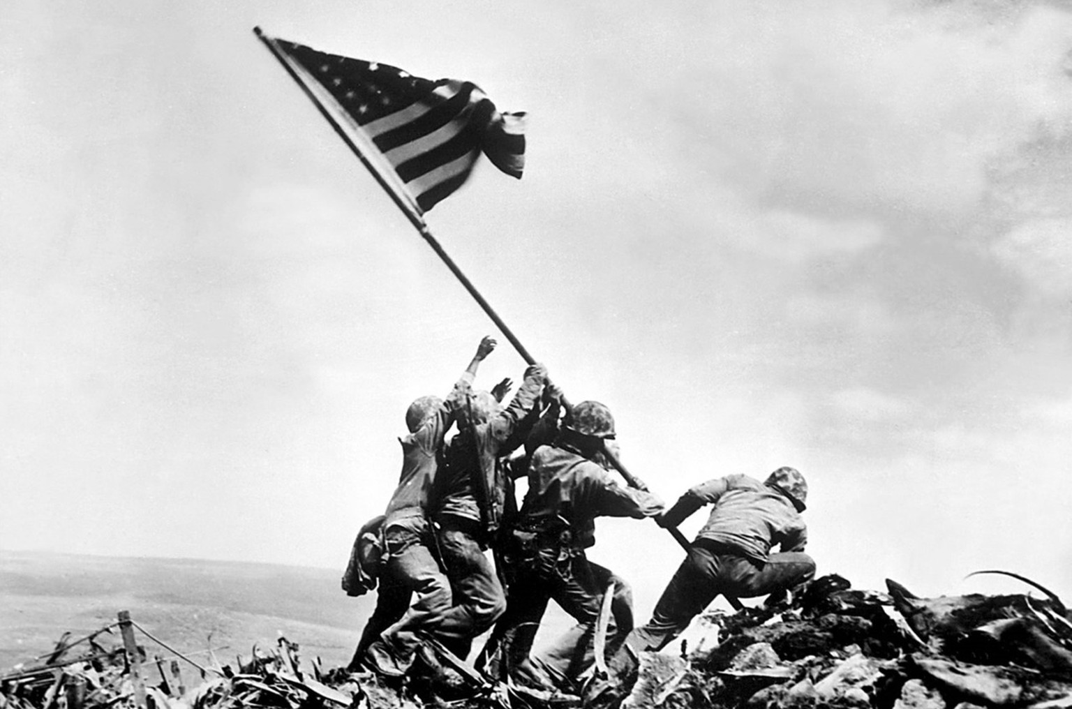 «Raising the Flag on Iwo Jima» ist der Titel dieses Fotos vom amerikanischen Kriegsfotografen Joe Rosenthal, der es am 23. Februar 1945 schoss, als sechs Soldaten während der Schlacht um Iwojima eine  ...