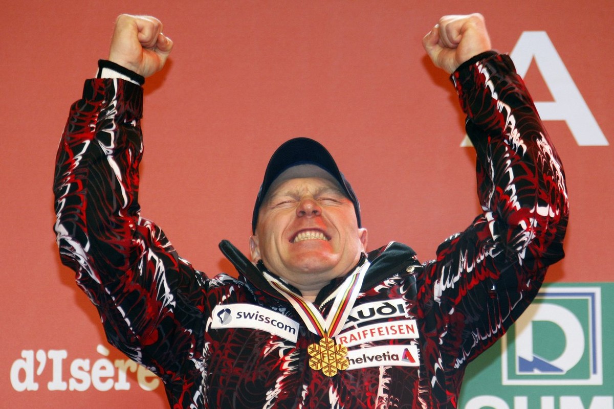 Didier Cuche of Switzerland celebrates his gold medal, during the medal ceremony at the World Alpine Ski Championships in Val d'Isere, France, Wednesday, February 4, 2009. (KEYSTONE/Jean-Christop ...