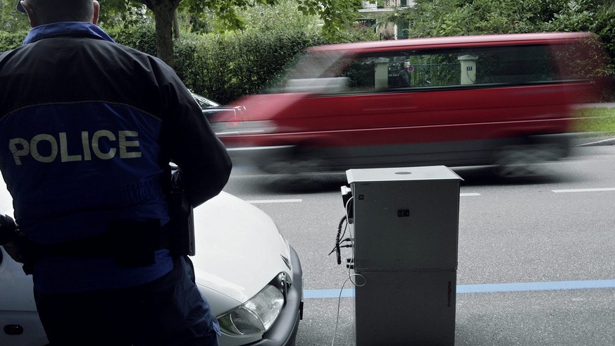 Un policier de la gendarmerie genevoise effectue un controle de vitesse aux abords d&#039;une ecole, lors de la rentree scolaire, ce lundi 28 aout 2006 a Geneve. La police genevoise effectue un renfor ...