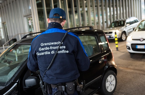 Grenzgaenger passieren den Zoll von Italien in die Schweiz, am Montag, 9. Maerz 2020, in Chiasso. Inmitten der Coronavirus-Krise bleibt die Grenze zwischen Italien und der Schweiz fuer Grenzgaenger vo ...