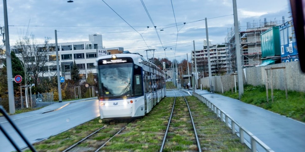 Die Limmatthalbahn kann den Betrieb nicht mehr regulär einhalten. Schuld sind die vielen Unfälle auf der Tramlinie die den Aargau mit der Stadt Zürich verbindet. Nun müssen erst die kaputten Tram gefl ...