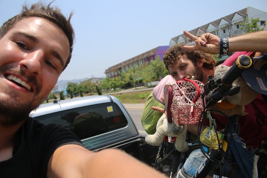 Mit Joshua und seinem Velo auf dem Pick-Up.