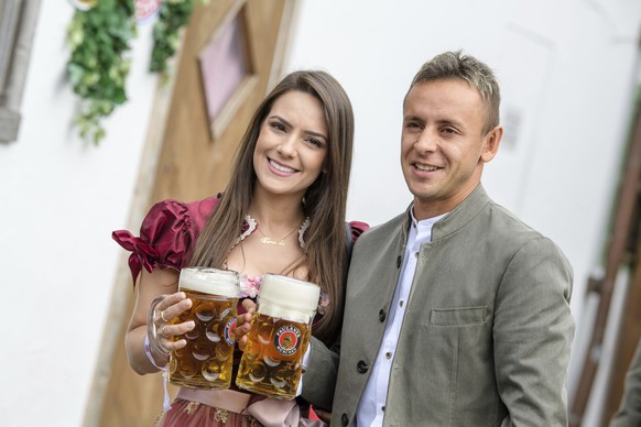 Rafinha, right, player of the German first division, Bundeliga, soccer team FC Bayern Munich, and his partner Fernanda Bellafronte, left, arrive at the &#039;Oktoberfest&#039; beer festival in Munich, ...