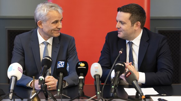 Die 2 gewaehlten Kandidaten Beat Jans, Regierungspraesident Basel-Stadt, links, und Jon Pult, Nationalrat SP-GR, auessern sich waehrend einer Medienkonferenz, bei der Bekanntgabe der offiziellen Kandi ...