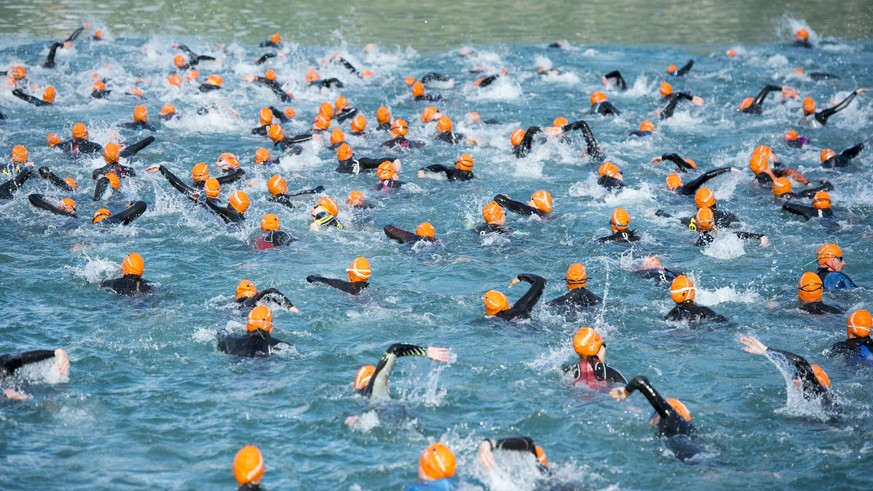 Einer der zwei Schwimm Massenstarts in Flueelen am Vierwaldstaettersee am Sonntag 12. Juni 2016 waehrend des zweiten Tages des Gigathlon Switzerland. KEYSTONE/Urs Flueeler)