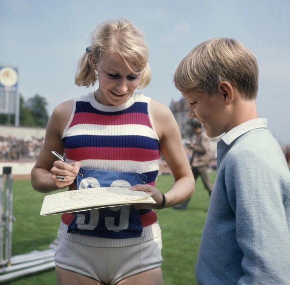 Die Schweizer Leichtathletin Meta Antenen, schreibt einem jungen Bewunderer im Juli 1968 am &quot;Weltklasse Zuerich&quot; Leichtathletik Meeting im Letzigrund-Stadion ein Autogramm. (KEYSTONE/PHOTOPR ...