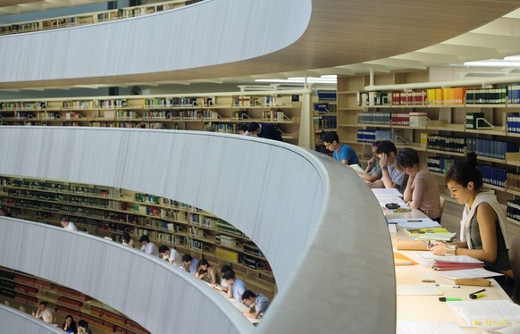 ARCHIVBILD ZUR MELDUNG, DASS AB DEM 11. MAI AUCH BIBLIOTHEKEN WIEDER OEFFNEN DUERFEN - Students studying in the library of the faculty of law of the University Zurich, pictured on June 22, 2006. The l ...