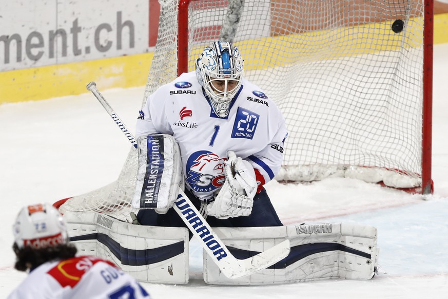 Berns Andrew Ebbett (nicht im Bild) erzielt das Tor zum 1-1 gegen Zuerichs Goalie Niklas Schlegel, im Eishockey Meisterschaftsspiel der National League A zwischen dem SC Bern und den ZSC Lions, am Mon ...