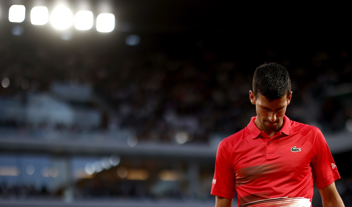 epa09988632 Novak Djokovic of Serbia plays Rafael Nadal of Spain in their men?s quarterfinal match during the French Open tennis tournament at Roland ?Garros in Paris, France, 31 May 2022. EPA/YOAN VA ...
