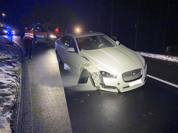 Unfall in der Stadt Zug: Autolenkerin fährt funkensprühend weiter, Polizei stoppt sie schliesslich.