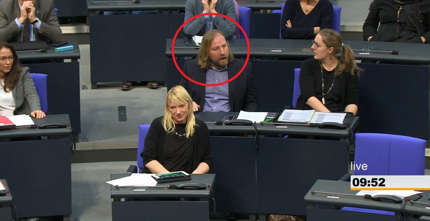 AfD-Abgeordneter zündelt im Bundestag – bis diesem Grünen-Politiker der Kragen platzt