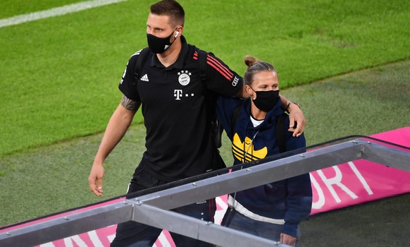 Niklas SUELE Bayern Muenchen und Kathleen KRUEGER Teammanagerin FCB bei ihrer Ankunft in der Arena mit Mundschutz,Maske. Fussball 1. Bundesliga Saison 2020/2021,1.Spieltag,Spieltag01, FC Bayern Muench ...