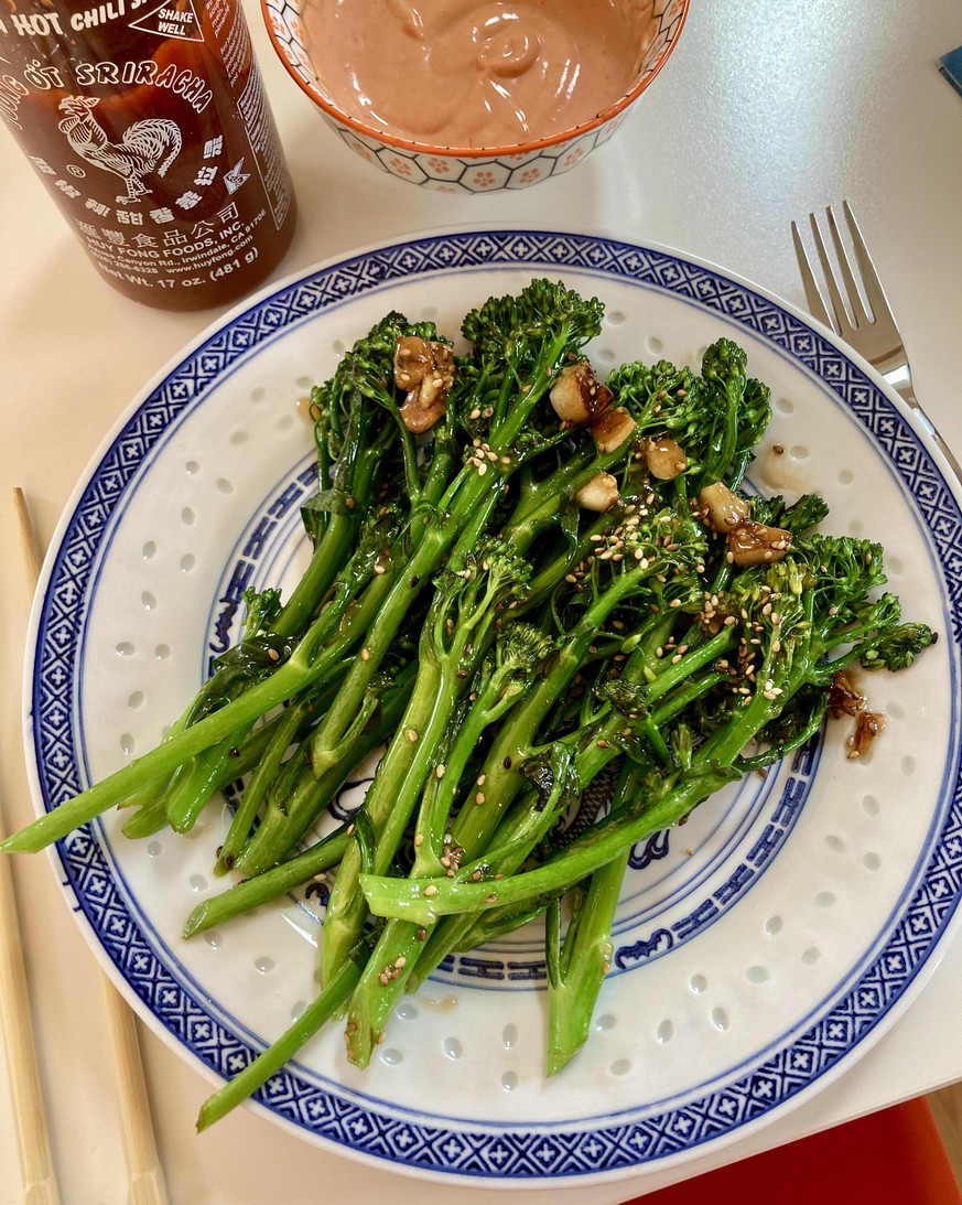 Broccolini tenderstem broccoli langstiel brokkoli sriracha essen food kochen