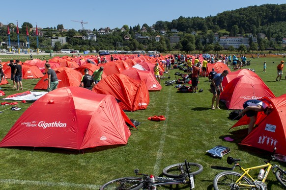 Uebersicht des Gigathlon Camps vor dem Gigathlon in Aarau am Freitag, 10. Juli 2015. (KEYSTONE/Nick Soland)