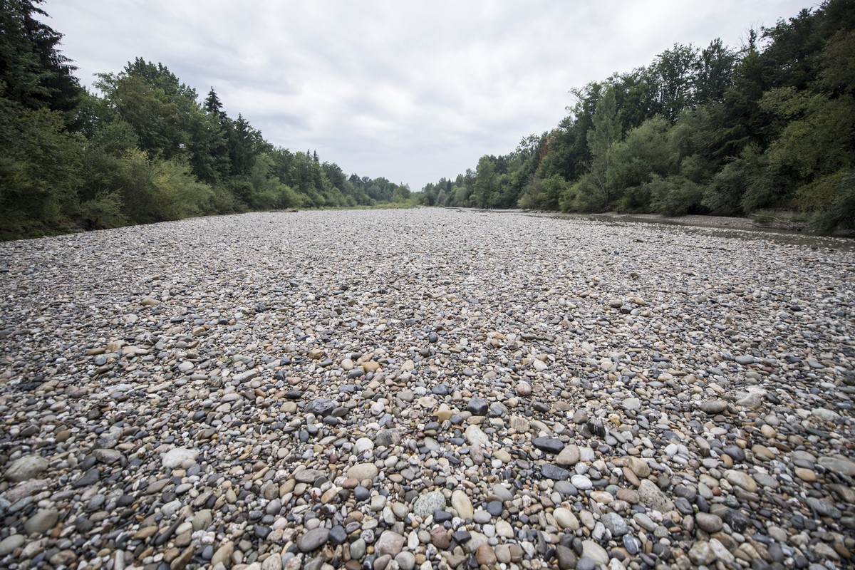 Ein ausgetrockneter Abschnitt des Flusses Emme in der Gemeinde Aelfligen bei Kirchberg im Kanton Bern, am Samstag, 28. Juli 2018. Die anhaltende Trockenheit fuehrt schweizweit zu tiefen Wasserpegeln v ...