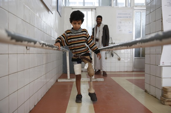 Ein Knabe in der Rehabilitation in Sanaa.<br data-editable="remove">