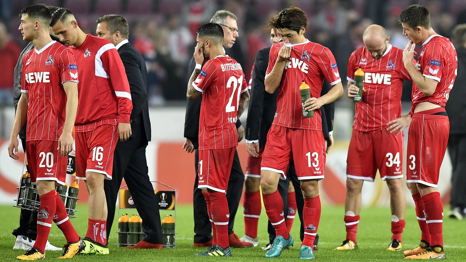 Cologne&#039;s head coach Peter Stoeger, center, and members of the team stay on the pitch after the Europa League group H soccer match between 1.FC Koeln and Crvena zvezda at the Muengersdorfer stadi ...