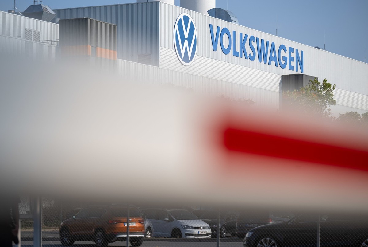 05.09.2024, Sachsen, Zwickau: Eine Schranke sichert die Zufahrt zum Volkswagen Werk in Zwickau. Europas größter Autobauer hatte angekündigt, angesichts der sich zuspitzenden Lage den eingeschlagenen S ...