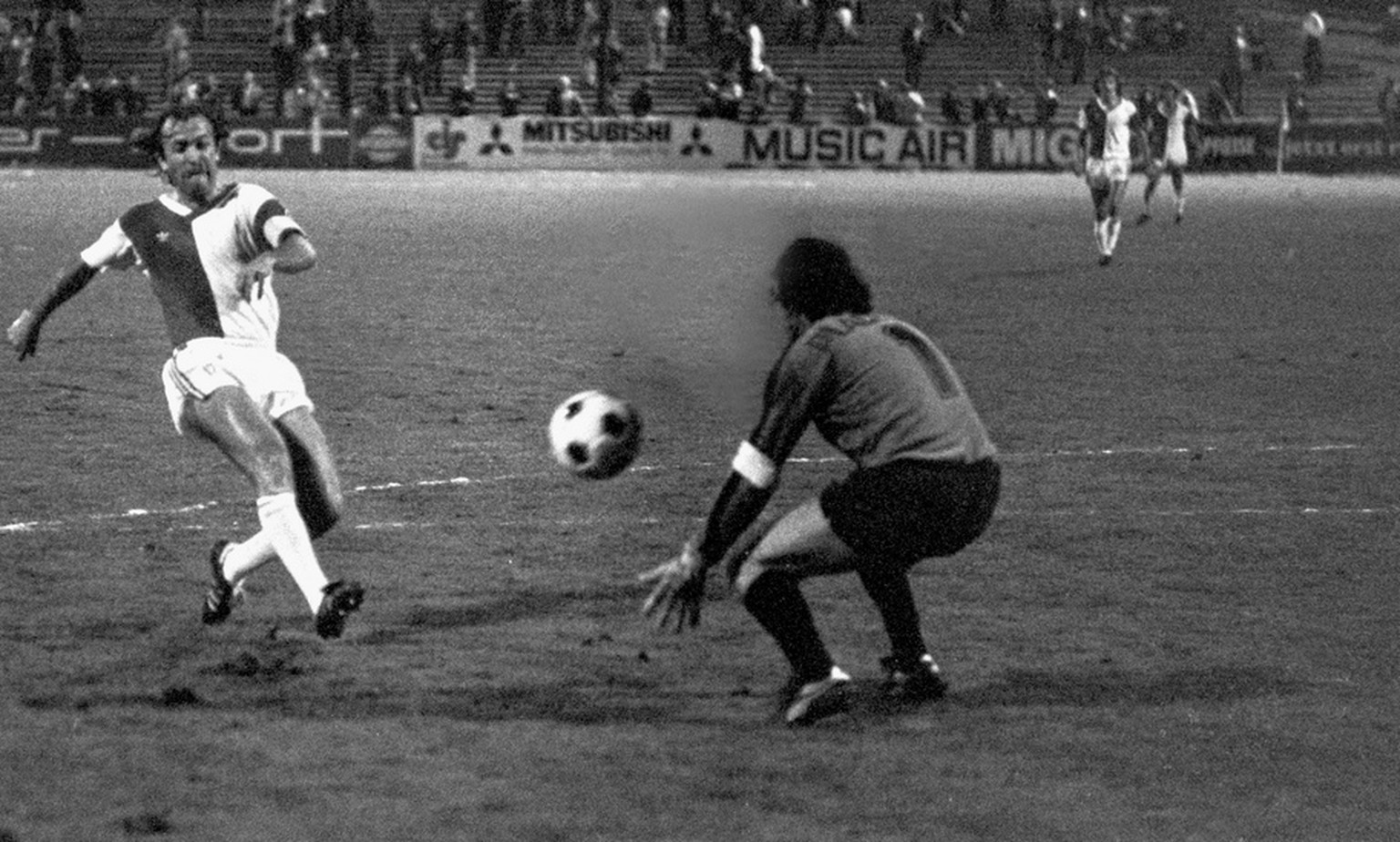 Der Grasshopper Andre &quot;Bigi&quot; Meier schiesst am verdutzten Sittener-Goalie Jean-Claude Donze vorbei zur 1 zu 0 Fuehrung fuer die Zuercher. Die Grasshoppers gewinnen am 20. August 1977 das Nat ...