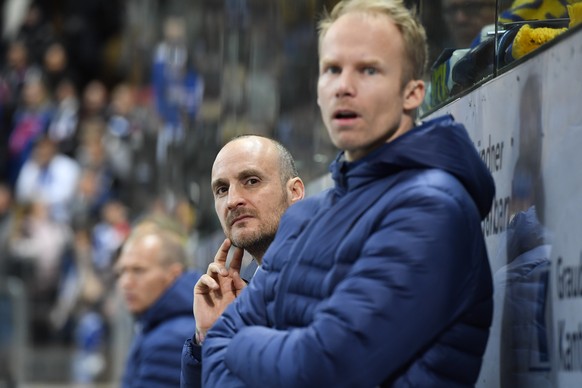 Davos&#039; Headcoach Christian Wohlwend, Mitte, rechts Assistenztrainer Johan Lundskog beim Eishockey-Qualifikationsspiel der National League A zwischen dem HC Davos und den ZSC Lions, am Samstag, 30 ...