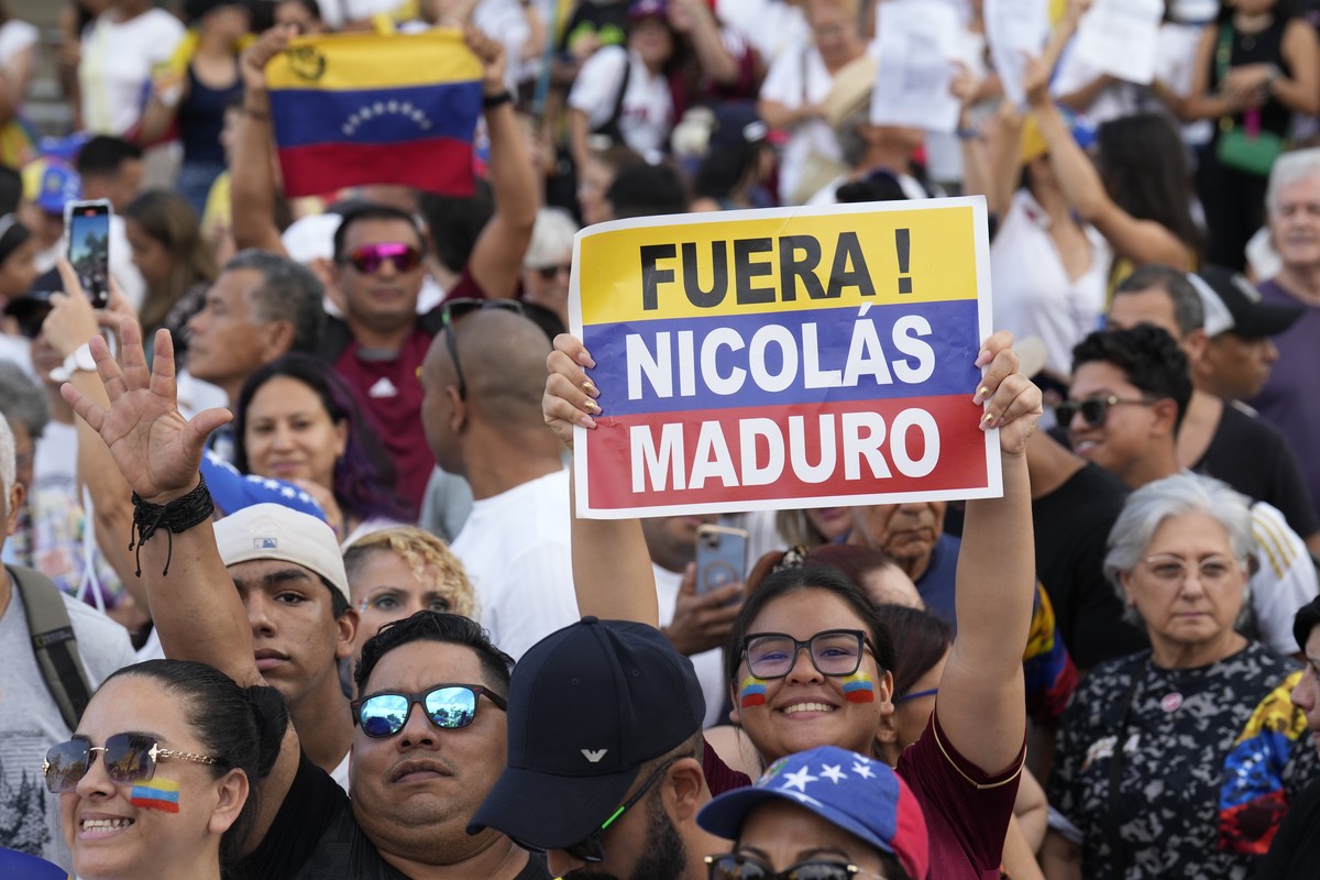 epa11553428 Protesters take part in a demonstration against the official results of Venezuela's presidential elections, in Barcelona, Spain, 17 August 2024. The Venezuelan National Electoral Coun ...