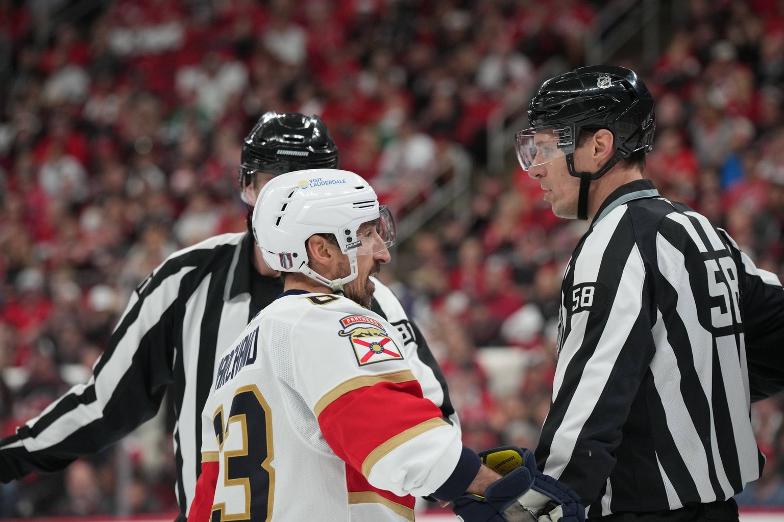 NHL, Eishockey Herren, USA Stanley Cup Playoffs-Florida Panthers at Carolina Hurricanes May 22, 2025 Raleigh, North Carolina, USA Florida Panthers forward Brad Marchand 63 talks with referees during t ...