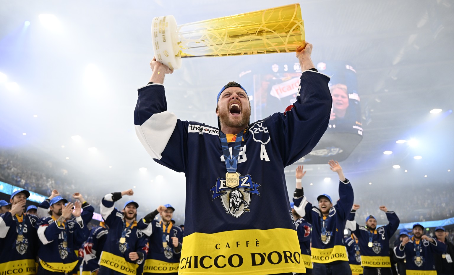 EV Zugs Carl Klingberg jubelt mit dem Pokal nach dem Sieg im siebten Eishockey Playoff-Finalspiel der National League zwischen dem EV Zug und den ZSC Lions, am Sonntag, 1. Mai 2022, in der Bossard Are ...