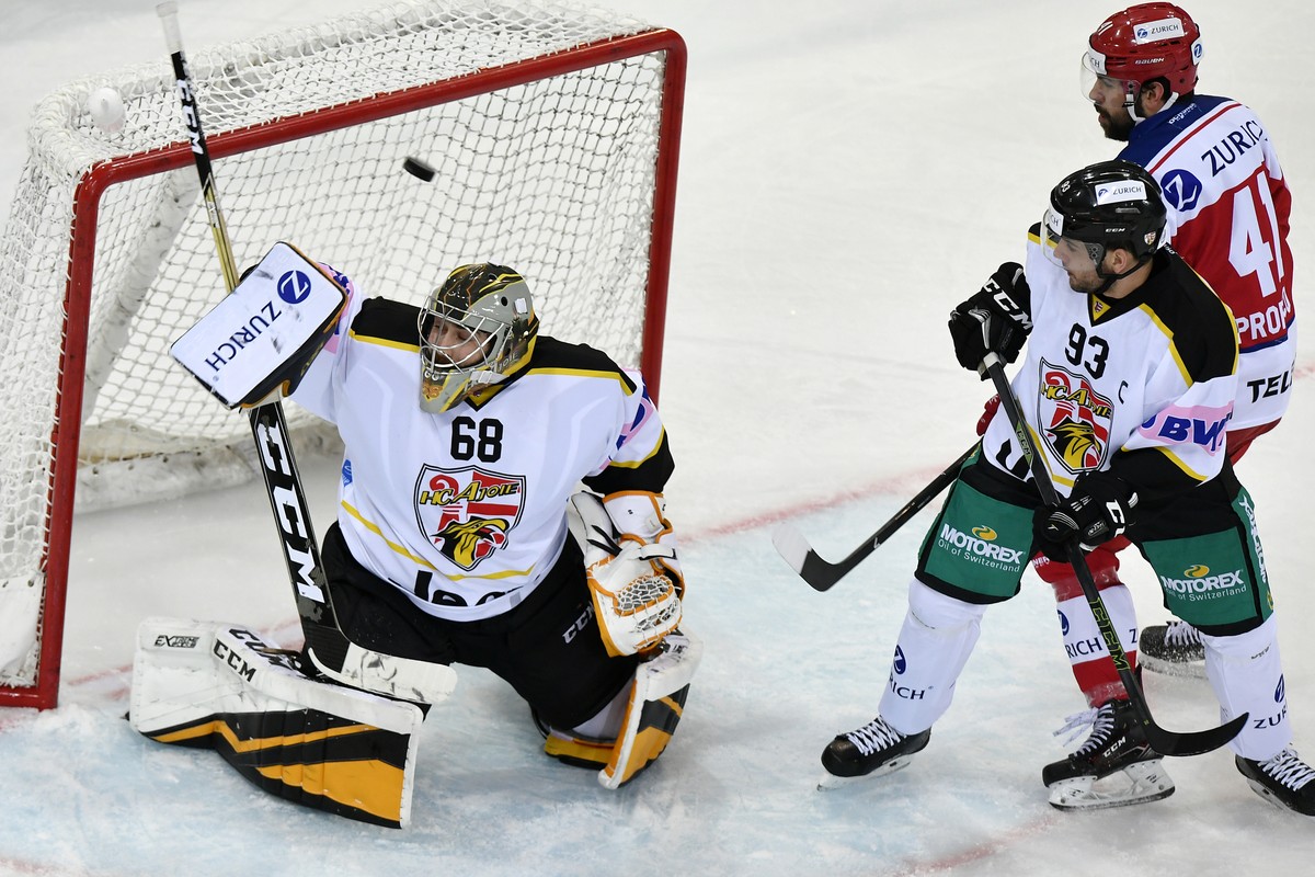 Der Laker Michael Huegli (nicht auf dem Bild ) bezwingt den Ajoie Torhueter Dominic Nyffeler zum 1-0 fuer die Lakers beim Swiss Ice Hockey Cup 1/2 - Finalspiel SC Rapperswil-Jona Lakers gegen den HC A ...