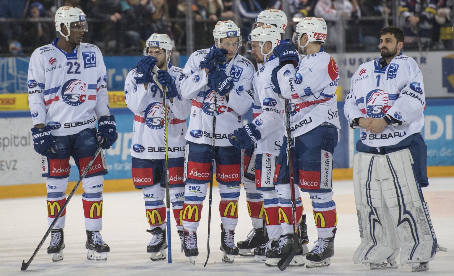 Die Spieler des ZSC nach dem Spiel des ersten Eishockey Playoff-Viertelfinalspiel der National League zwischen dem EV Zug und den ZSC Lions, am Samstag, 10. Maerz 2018, in der Bossard Arena in Zug. (K ...