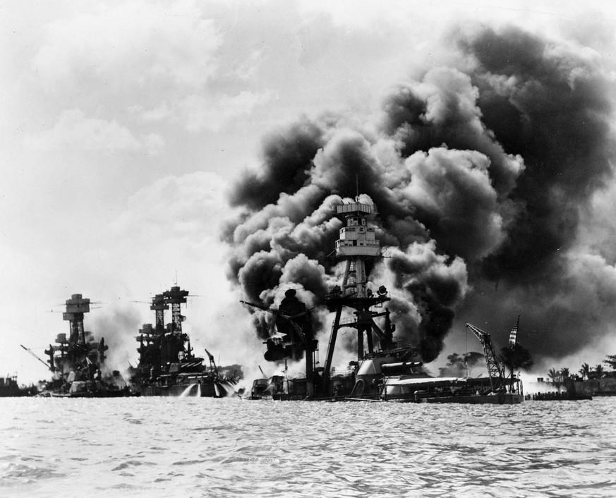 Mit dem Angriff auf Pearl Harbor am 7. September 1941 weitete das Kaiserreich Japan den seit 1937 geführten Pazifikkrieg in den Zweiten Weltkrieg aus. Er war der Grund für den Kriegseintritt der USA.