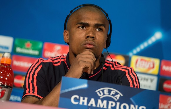 epa05243954 Douglas Costa of German Bundesliga soccer team FCÂ Bayern Munich attends a final press conference at Allianz Arena in Munich, Germany, 04 April 2016. Bayern Munich meets S.L. Benfica Lisbo ...