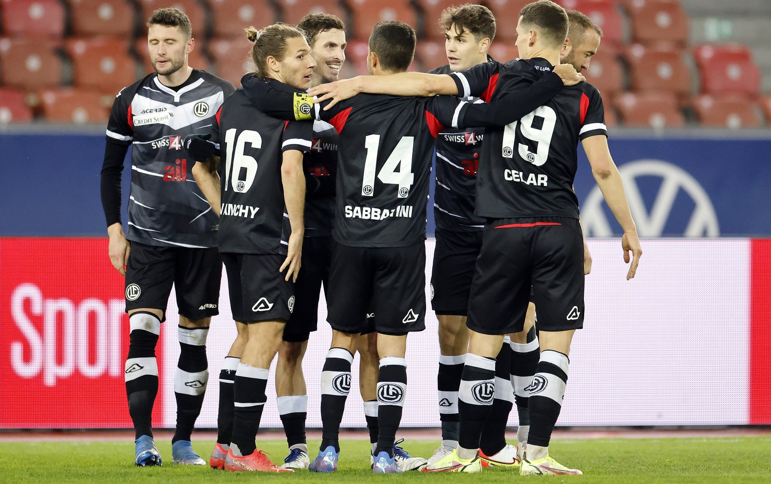 Luganos Olivier Custiodio, 3. links, jubelt mit Team Kollegen nach seinem Tor beim Fussballspiel der Super League zwischen dem Grasshopper Club Zuerich und dem FC Lugano im Letzigrund Stadion in Zueri ...