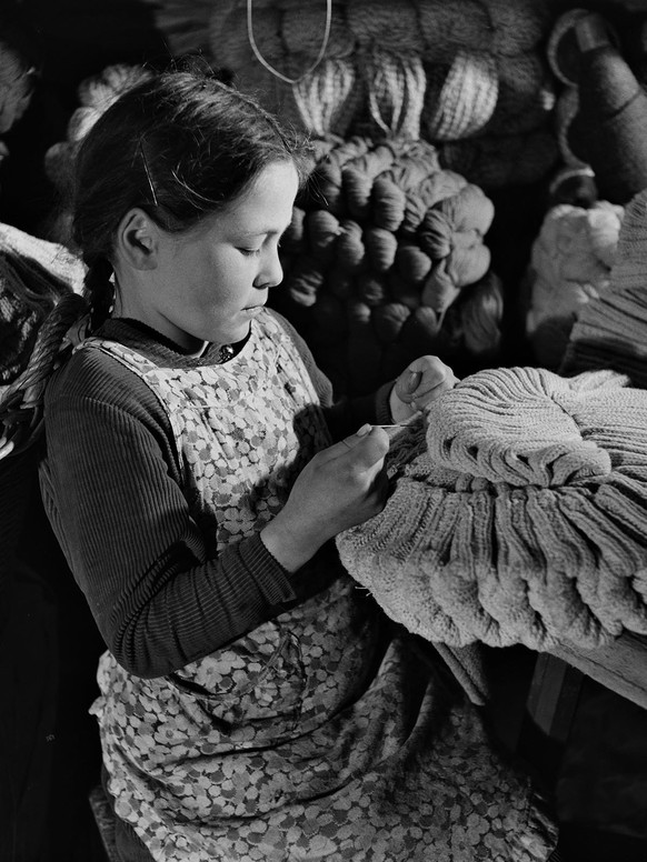 Mädchen bei der Herstellung von Socken, um 1940.