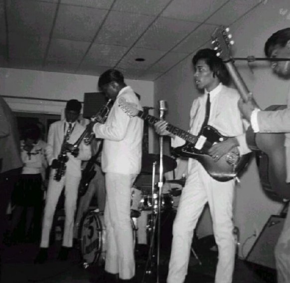 1965: Ein gewisser Jimi Hendrix, Gitarrist bei The Upsetters, Little Richards Tourband.

https://www.reddit.com/r/OldSchoolCool/comments/rcwry1/jimi_hendrix_with_the_upsetters_little_richards/
retro m ...